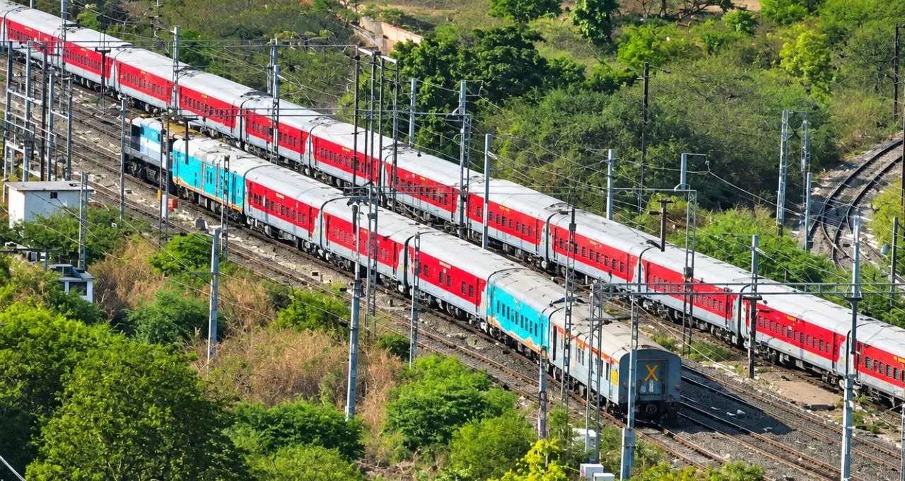 ट्रेन कैंसिल होने पर दोबारा टिकट लेना पड़ा, रेलवे ने काटे ₹2,110, उपभोक्ता आयोग ने ब्याज समेत रिफंड का दिया आदेश
