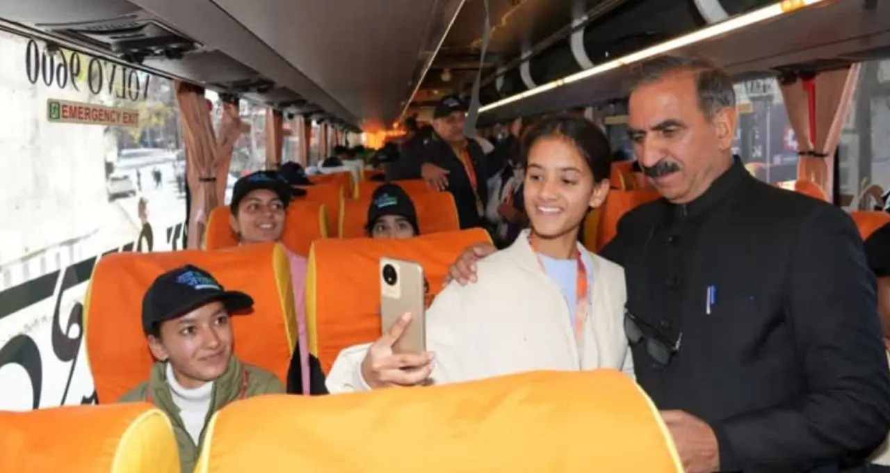 हिमाचल के 44 इंजीनियरिंग छात्र जापान रवाना, 650 आवेदनों में मेरिट से हुआ चयन, CM सुक्खू ने किया संवाद