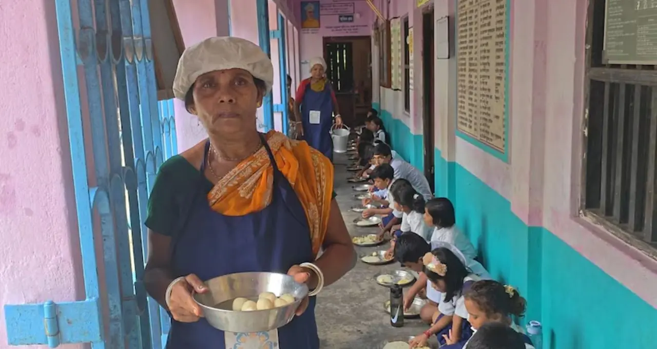 ভাত-ডালের সঙ্গে পায়েস, মিষ্টি! জন্মাষ্টমীতে পড়ুয়াদের জন্য মিড ডে মিলে বিশেষ চমক, খুশিতে মাতোয়ারা খুদেরা
