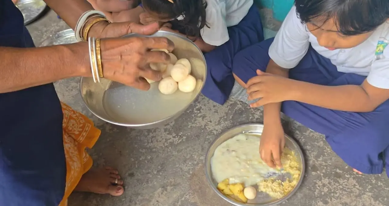 ভাত-ডালের সঙ্গে পায়েস, মিষ্টি! জন্মাষ্টমীতে পড়ুয়াদের জন্য মিড ডে মিলে বিশেষ চমক, খুশিতে মাতোয়ারা খুদেরা
