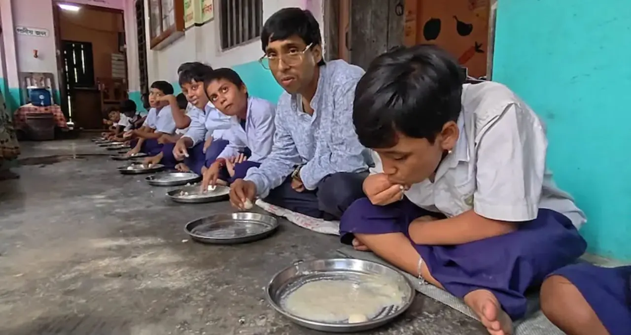 ভাত-ডালের সঙ্গে পায়েস, মিষ্টি! জন্মাষ্টমীতে পড়ুয়াদের জন্য মিড ডে মিলে বিশেষ চমক, খুশিতে মাতোয়ারা খুদেরা
