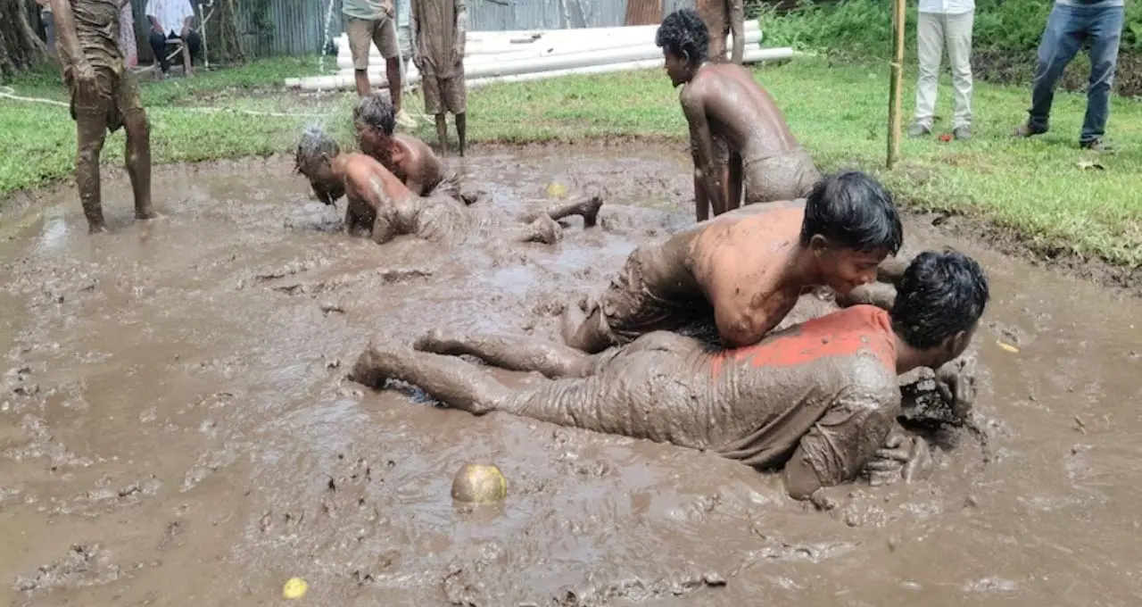 দুর্গাপুজোর আগে রাজবাড়িতে অদ্ভুত খেলা! কাদামাখা শরীরে খাড়া বাঁশ বেয়ে উঠলেই মিলবে ৫০১ টাকা, আজও বেঁচে ৫১৭ বছরের ঐতিহ্য
