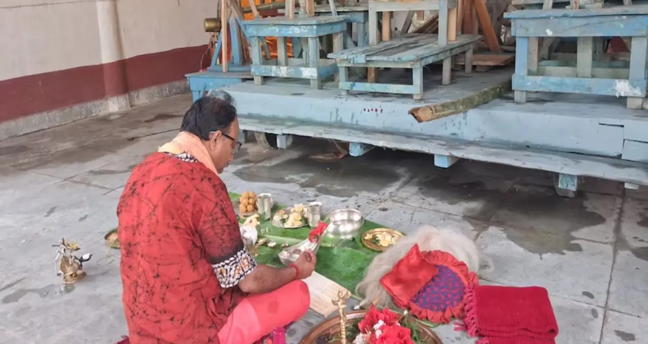 দুর্গাপুজোর আগে রাজবাড়িতে অদ্ভুত খেলা! কাদামাখা শরীরে খাড়া বাঁশ বেয়ে উঠলেই মিলবে ৫০১ টাকা, আজও বেঁচে ৫১৭ বছরের ঐতিহ্য
