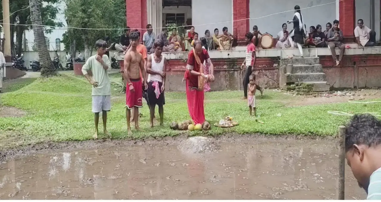 দুর্গাপুজোর আগে রাজবাড়িতে অদ্ভুত খেলা! কাদামাখা শরীরে খাড়া বাঁশ বেয়ে উঠলেই মিলবে ৫০১ টাকা, আজও বেঁচে ৫১৭ বছরের ঐতিহ্য

