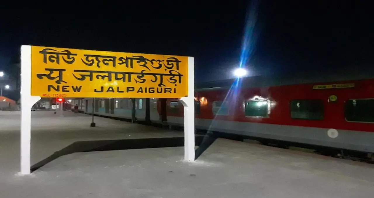 ব্যাগ খুলতেই চোখ কপালে GRP-র! সরাইঘাট এক্সপ্রেসের কামরা থেকে যুবকের কাছে মিলল ৫০০-১০০০ টাকার বান্ডিল
