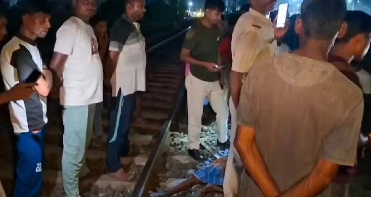 ব্যাগ খুলতেই চোখ কপালে GRP-র! সরাইঘাট এক্সপ্রেসের কামরা থেকে যুবকের কাছে মিলল ৫০০-১০০০ টাকার বান্ডিল
