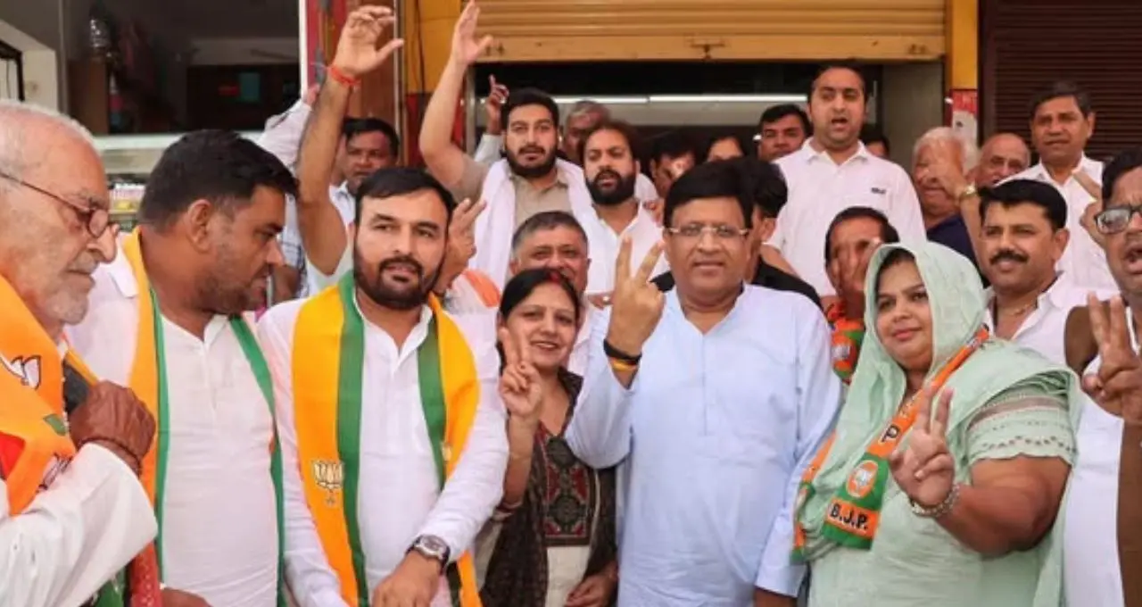 सीकर में चुनाव प्रचार के दौरान दिखी अनोखी तस्वीर, कांग्रेस प्रत्याशी ने BJP उम्मीदवार को दिया आशीर्वाद