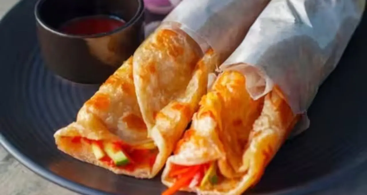Kolkata Style Egg Roll: ময়দা বেলার পর এই কৌশলেই তৈরি হবে দোকানের মতো এগরোল! নরম পরোটা, কুড়মুড়ে প্রান্ত আর জিভে জল আনা পুর
