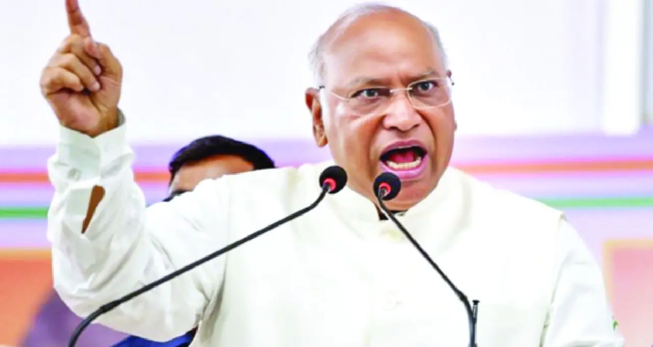 खड़गे का पीएम मोदी पर हमला, बोले- युवा रिपोर्ट कार्ड लेकर खड़ा, प्रधानमंत्री 'आउट ऑफ रीच'