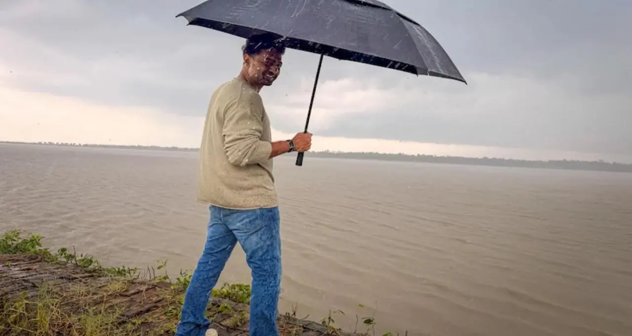 Actor Dev: ইছামতীর পাড়ে সপরিবারে দেব, ওপারের বাংলাদেশ দেখে মনে পড়ল অনুরাগীদের! ভাইরাল ছবি ঘিরে চর্চা
