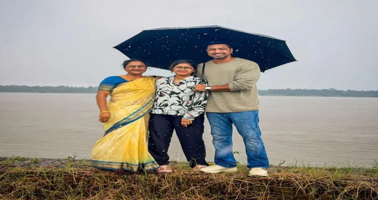 Actor Dev: ইছামতীর পাড়ে সপরিবারে দেব, ওপারের বাংলাদেশ দেখে মনে পড়ল অনুরাগীদের! ভাইরাল ছবি ঘিরে চর্চা
