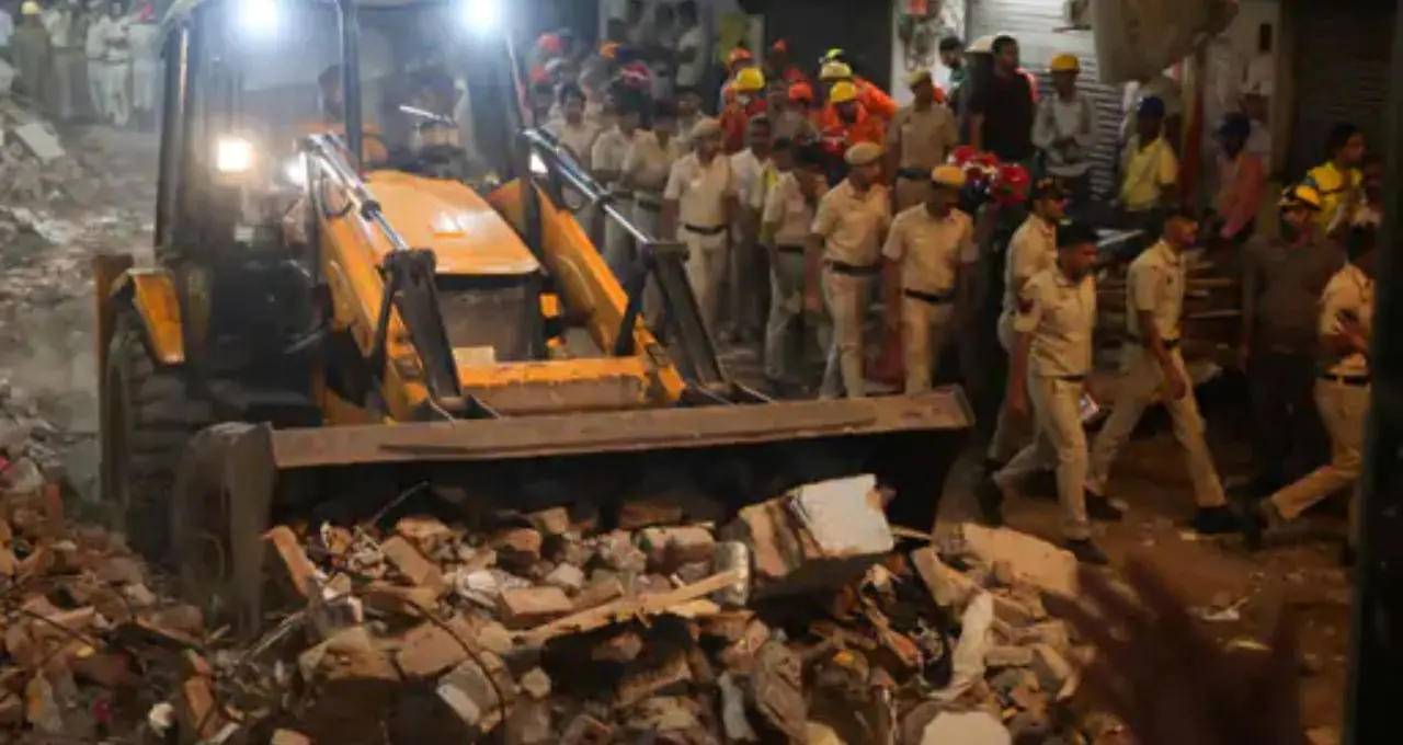 दिल्ली PG हादसा: 5 मंजिला इमारत ढही, 6 की मौत; मलबे में अब भी लोगों की तलाश