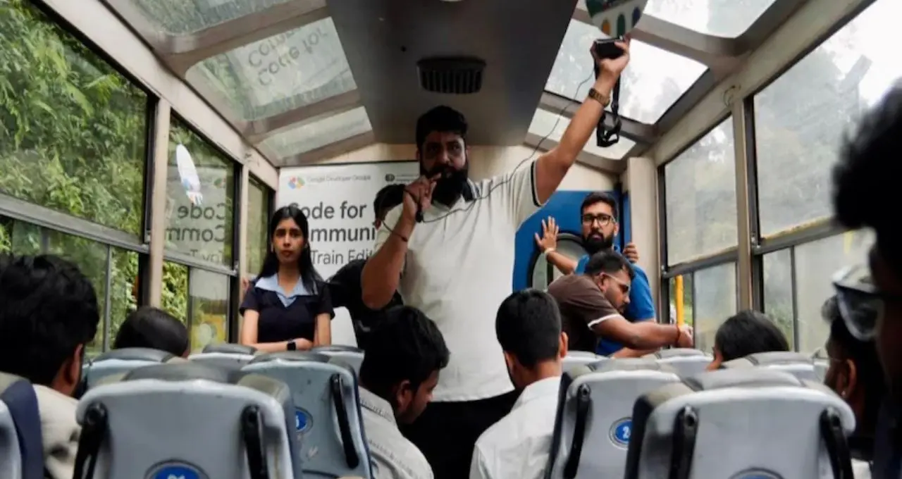 Teachers’ Day Special: টয় ট্রেনের কামরাতেই AI ও কোডিং! শিক্ষক দিবসে দার্জিলিংয়ে ঐতিহ্যের সঙ্গে প্রযুক্তির দুর্দান্ত মেলবন্ধন
