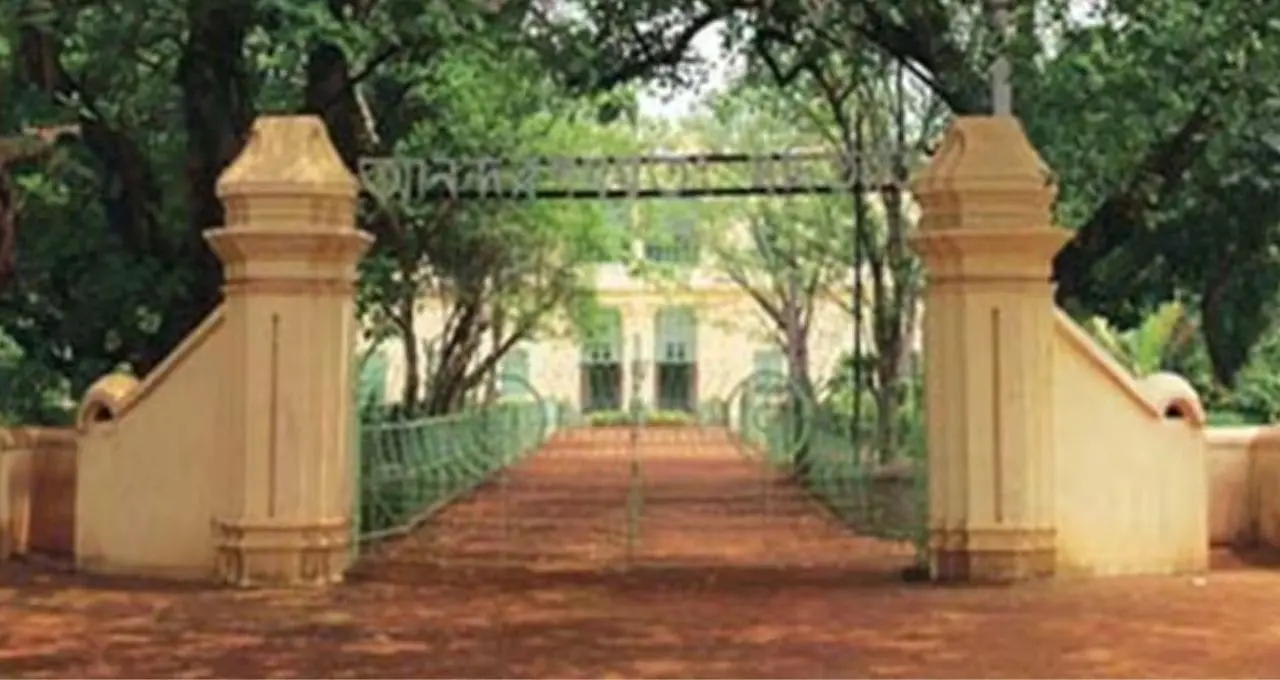 Santiniketan Trip: শান্তিনিকেতন ঘুরতে যাওয়ার আগে মিটবে বড় চিন্তা! এবার আগাম ই-টিকিটেই ‘হেরিটেজ ওয়াক’, জানুন ভাড়া ও নিয়ম
