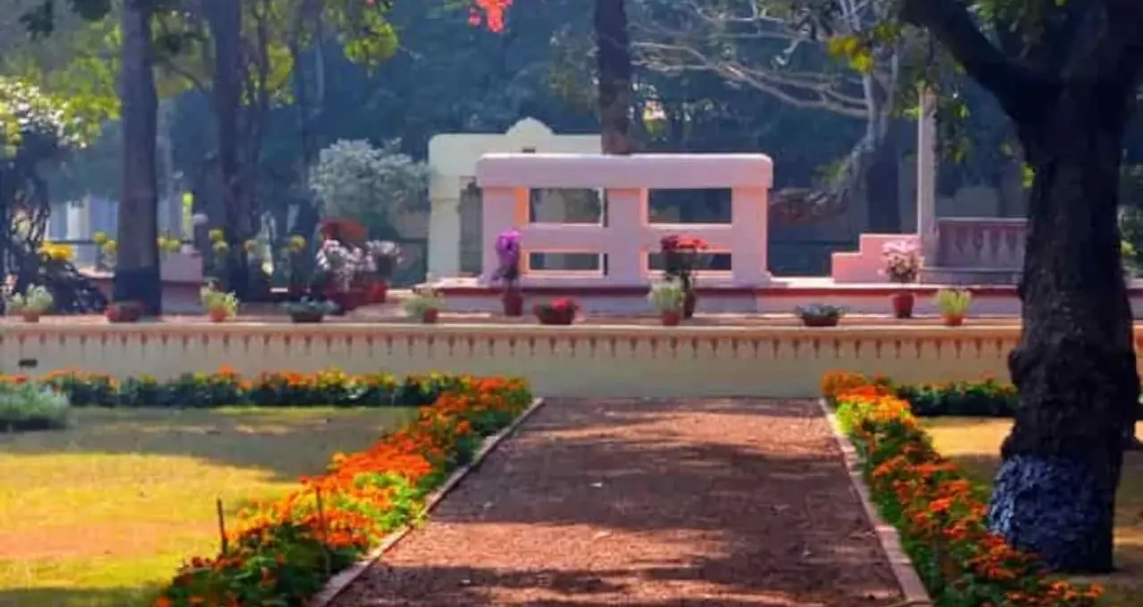 Santiniketan Trip: শান্তিনিকেতন ঘুরতে যাওয়ার আগে মিটবে বড় চিন্তা! এবার আগাম ই-টিকিটেই ‘হেরিটেজ ওয়াক’, জানুন ভাড়া ও নিয়ম
