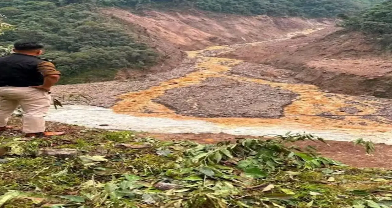 Sikkim Landslide: তিস্তা-ছিয়াকুংয়ের সঙ্গমে হঠাৎ ভয়াবহ ধস! ঘোলাটে জলের স্রোত, পাহাড়ি মাটি-পাথরে বাড়ছে আতঙ্ক
