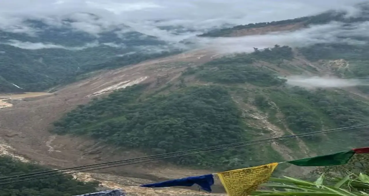 Sikkim Landslide: তিস্তা-ছিয়াকুংয়ের সঙ্গমে হঠাৎ ভয়াবহ ধস! ঘোলাটে জলের স্রোত, পাহাড়ি মাটি-পাথরে বাড়ছে আতঙ্ক
