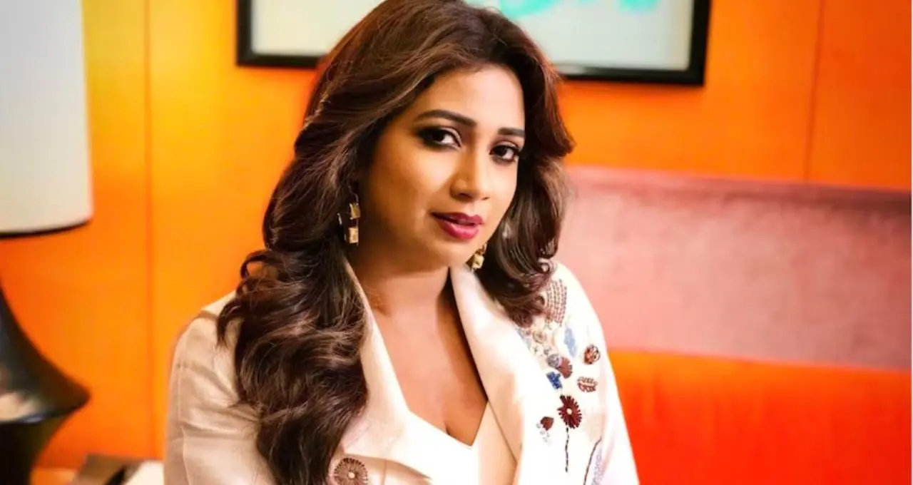 Shreya Ghoshal: মাসের পর মাস স্বামীর থেকে দূরে থাকেন শ্রেয়া! তবুও দাম্পত্যে নেই অশান্তি, শিলাদিত্যকে নিয়ে কেন ‘ভাগ্যবতী’ গায়িকা?
