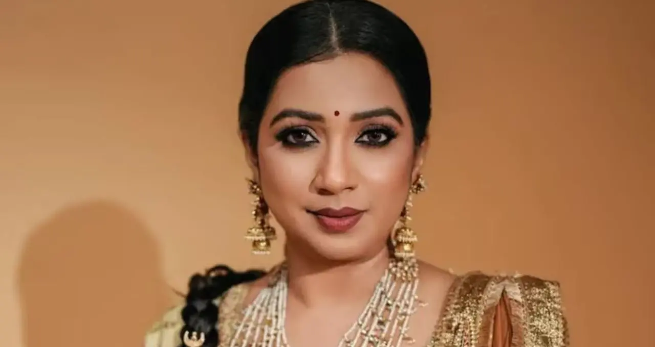 Shreya Ghoshal: মাসের পর মাস স্বামীর থেকে দূরে থাকেন শ্রেয়া! তবুও দাম্পত্যে নেই অশান্তি, শিলাদিত্যকে নিয়ে কেন ‘ভাগ্যবতী’ গায়িকা?
