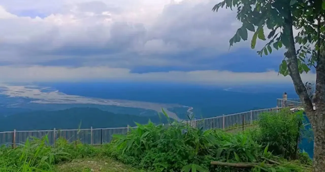 Offbeat Destinations: পুজোয় দার্জিলিং নয়, মেঘ-পাহাড়ের মাঝে হারিয়ে যান কালিম্পংয়ের এই ৫ অফবিট ঠিকানায়!
