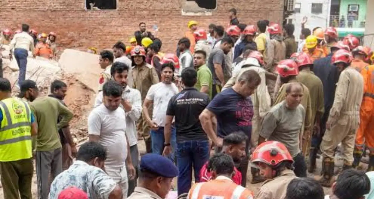 सत्य निकेतन हादसे पर केजरीवाल ने सरकार को घेरा, सुरक्षा व्यवस्था पर उठाए सवाल
