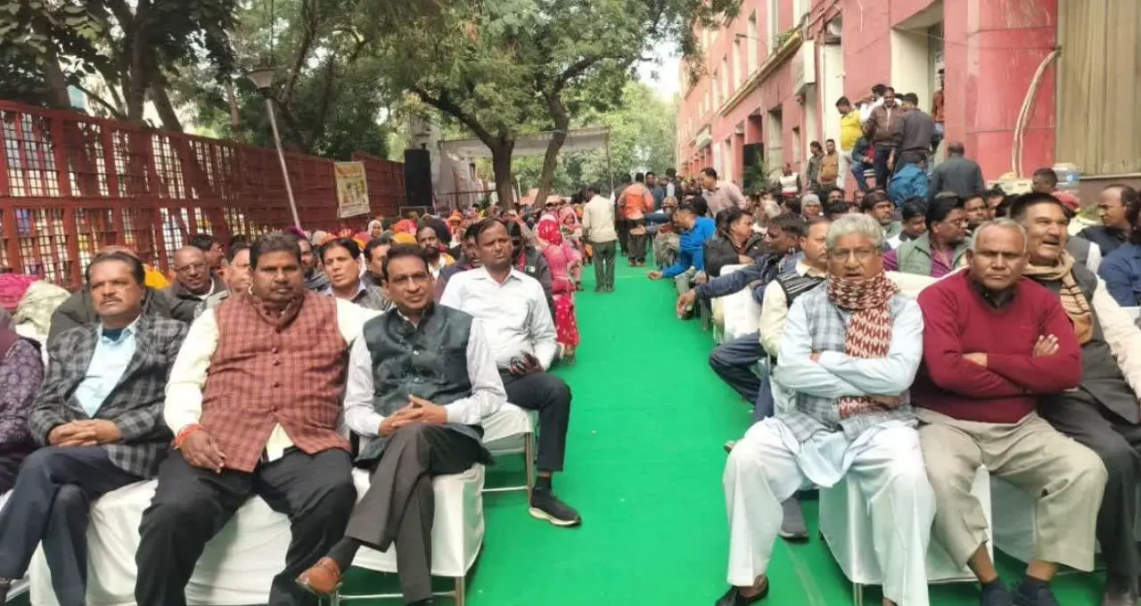 हरियाणा में सफाई कर्मचारियों की हड़ताल पर सरकार सख्त, 30 कर्मचारियों की सेवाएं खत्म; झज्जर में CJP की एंट्री