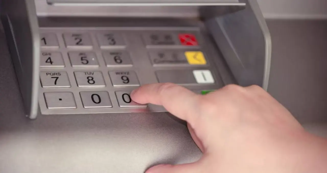 GK: ATM-এর বোতাম প্লাস্টিকের নয়, মেটালের কেন? আসল কারণ জানলে অবাক হবেন, নিরাপত্তার সঙ্গেও রয়েছে যোগ
