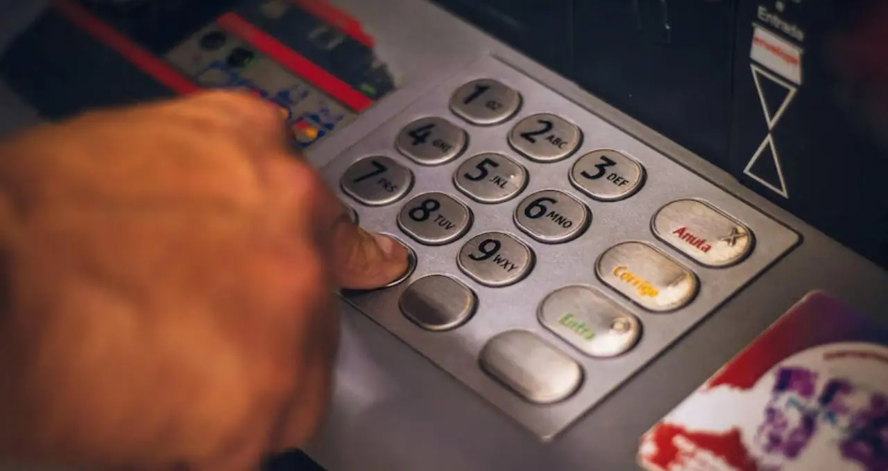 GK: ATM-এর বোতাম প্লাস্টিকের নয়, মেটালের কেন? আসল কারণ জানলে অবাক হবেন, নিরাপত্তার সঙ্গেও রয়েছে যোগ
