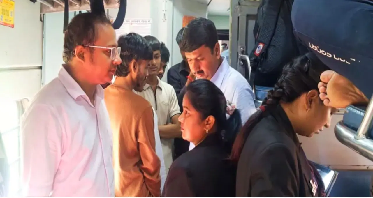 Indian Railways: চলন্ত ট্রেনে কালো কোট দেখেই সতর্ক! টিকিট না থাকলেই দিতে হবে মোটা জরিমানা, একদিনে ২ লক্ষের বেশি আদায়

