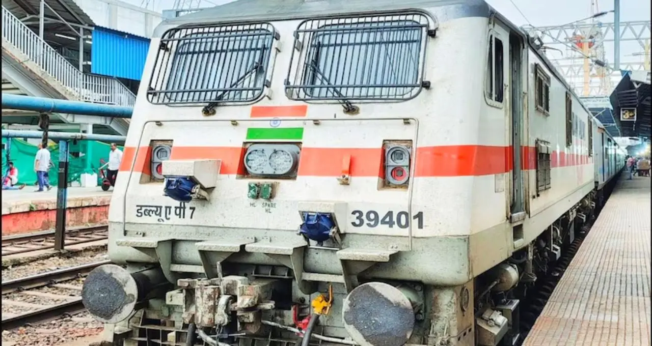 Indian Railways: চলন্ত ট্রেনে কালো কোট দেখেই সতর্ক! টিকিট না থাকলেই দিতে হবে মোটা জরিমানা, একদিনে ২ লক্ষের বেশি আদায়


