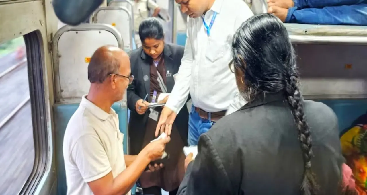 Indian Railways: চলন্ত ট্রেনে কালো কোট দেখেই সতর্ক! টিকিট না থাকলেই দিতে হবে মোটা জরিমানা, একদিনে ২ লক্ষের বেশি আদায়

