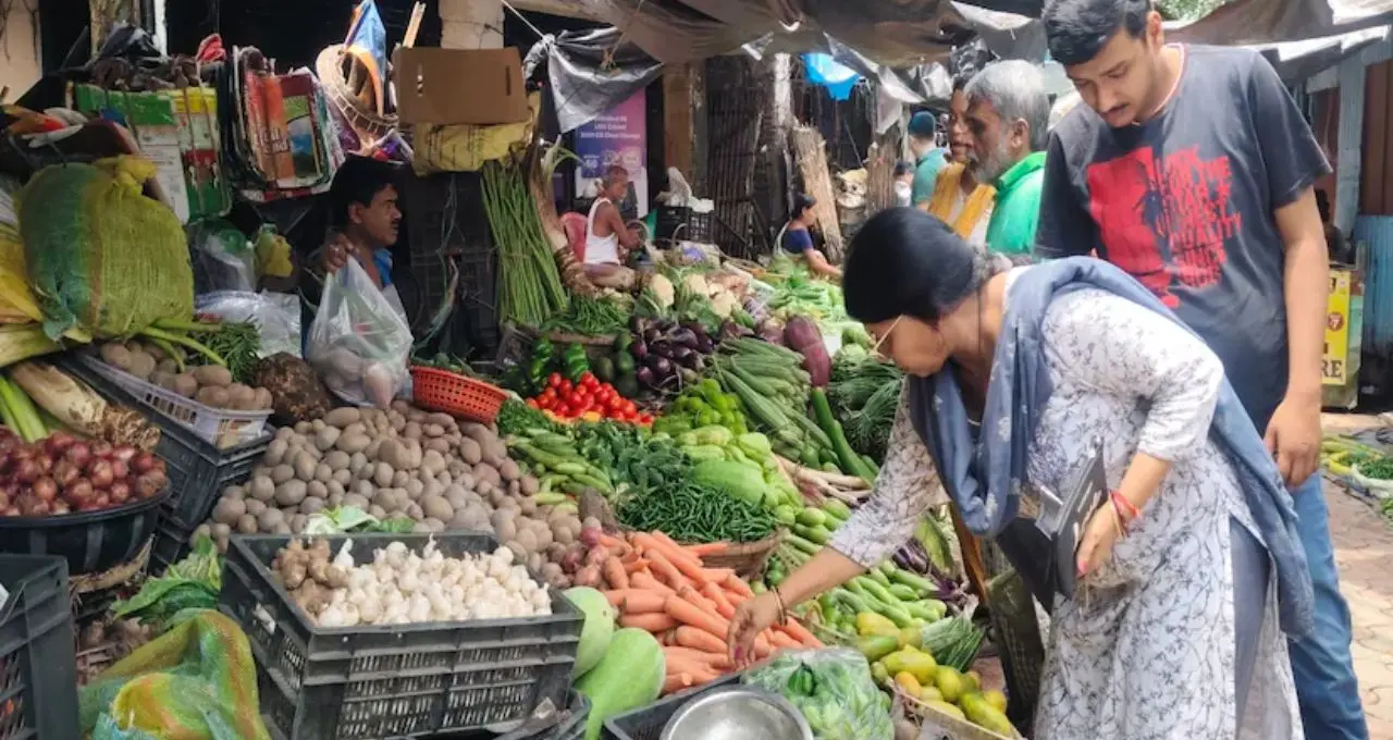 Today Vegetable Price: সপ্তাহের শুরুতেই বাজারে স্বস্তি! পটল, করলা, লাউ, ঝিঙের দাম কত? দেখে নিন আজকের রেট চার্ট