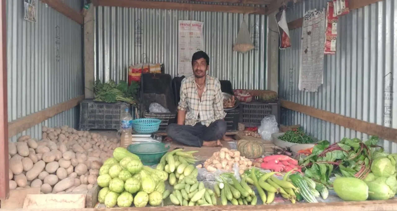 Today Vegetable Price: সপ্তাহের শুরুতেই বাজারে স্বস্তি! পটল, করলা, লাউ, ঝিঙের দাম কত? দেখে নিন আজকের রেট চার্ট