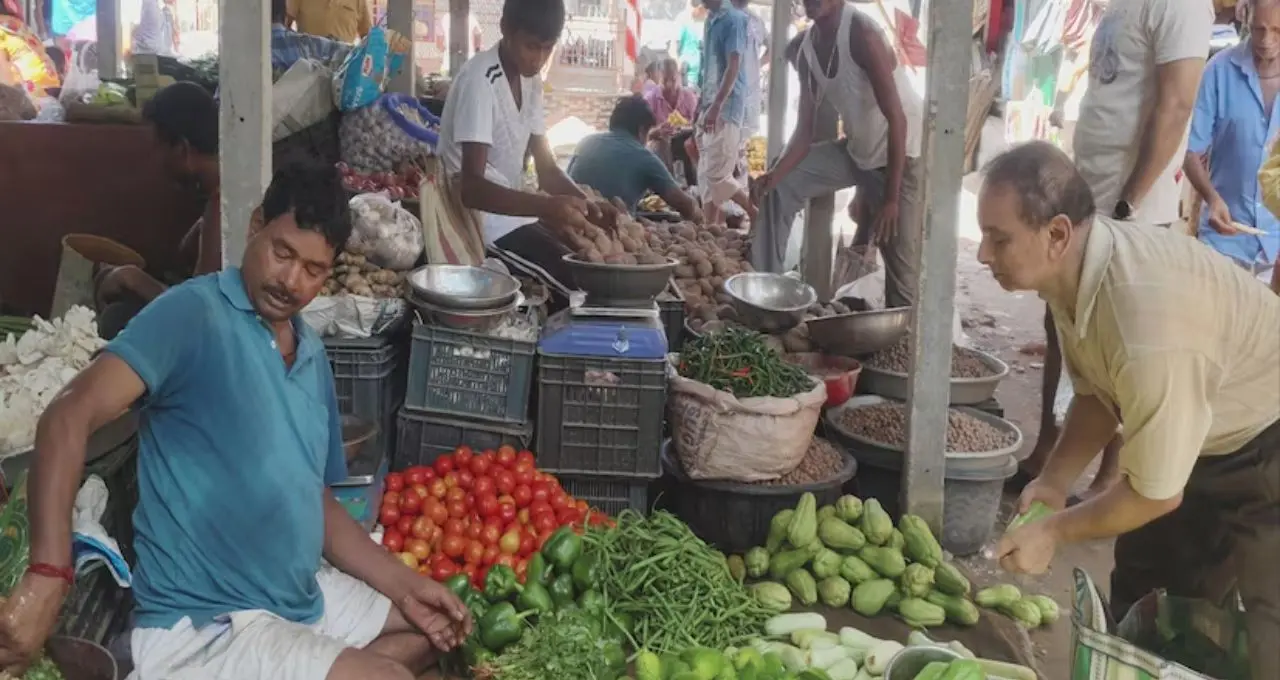 Today Vegetable Price: সপ্তাহের শুরুতেই বাজারে স্বস্তি! পটল, করলা, লাউ, ঝিঙের দাম কত? দেখে নিন আজকের রেট চার্ট