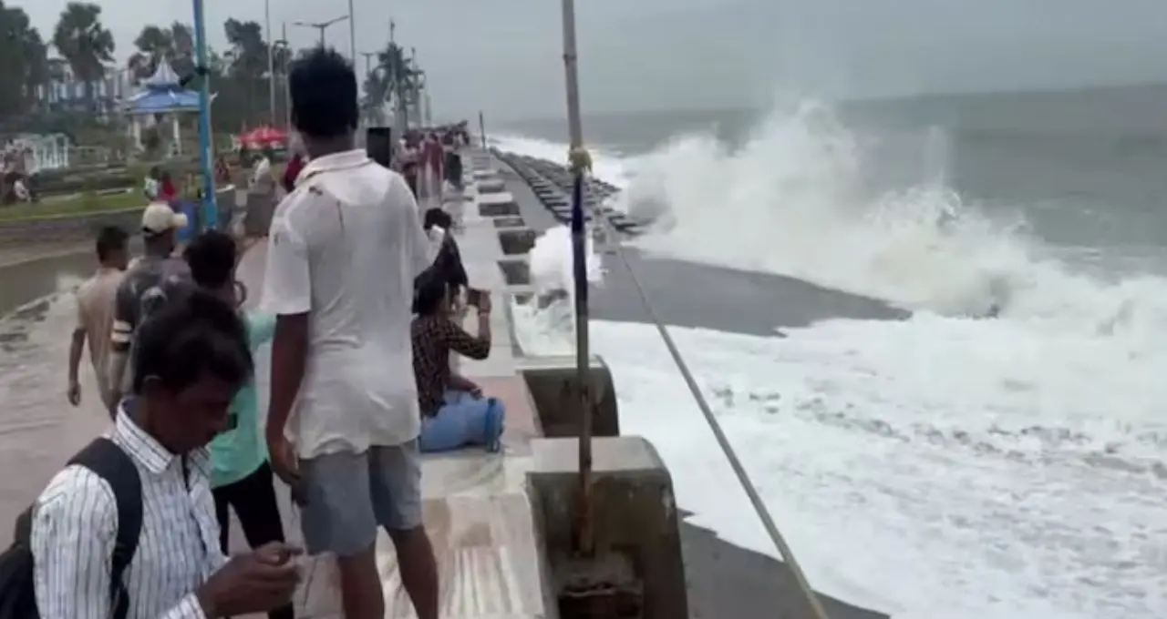 IMD Weather Alert: দিঘা থেকে বঙ্গোপসাগর পর্যন্ত অক্ষরেখার প্রভাব, মঙ্গলবার জেলায় জেলায় বাড়বে বৃষ্টি! কোথায় ভারী বর্ষণ, জেনে নিন
