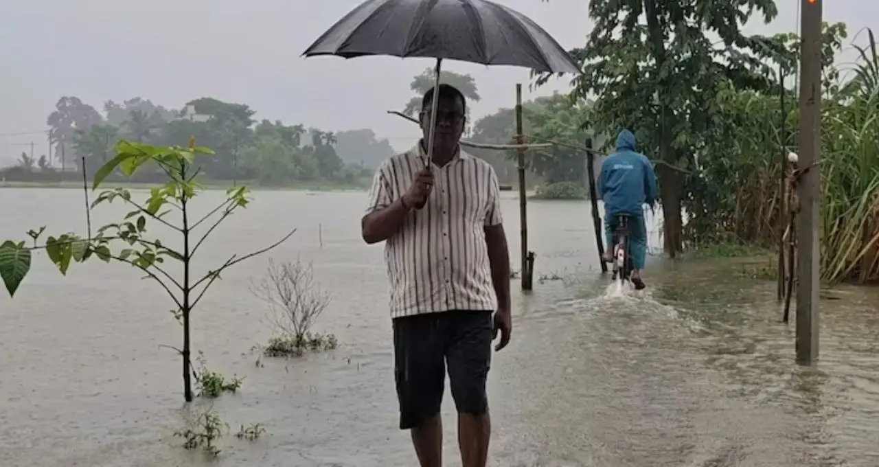 IMD Weather Alert: দিঘা থেকে বঙ্গোপসাগর পর্যন্ত অক্ষরেখার প্রভাব, মঙ্গলবার জেলায় জেলায় বাড়বে বৃষ্টি! কোথায় ভারী বর্ষণ, জেনে নিন
