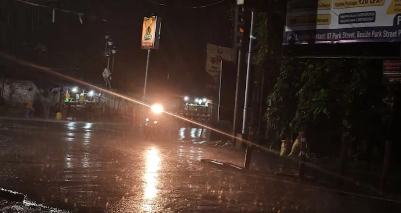 IMD Weather Alert: দিঘা থেকে বঙ্গোপসাগর পর্যন্ত অক্ষরেখার প্রভাব, মঙ্গলবার জেলায় জেলায় বাড়বে বৃষ্টি! কোথায় ভারী বর্ষণ, জেনে নিন

