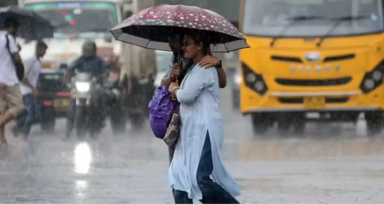 IMD Thunderstorm Alert: কালো মেঘে ঢাকল আকাশ! ৪০ কিমি বেগে ঝোড়ো হাওয়া, বজ্রবিদ্যুৎসহ বৃষ্টির দাপট কোন কোন জেলায়?
