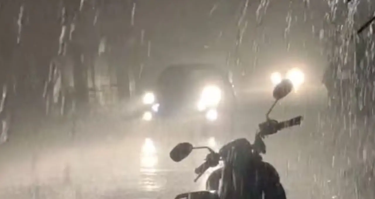 IMD Thunderstorm Alert: কালো মেঘে ঢাকল আকাশ! ৪০ কিমি বেগে ঝোড়ো হাওয়া, বজ্রবিদ্যুৎসহ বৃষ্টির দাপট কোন কোন জেলায়?
