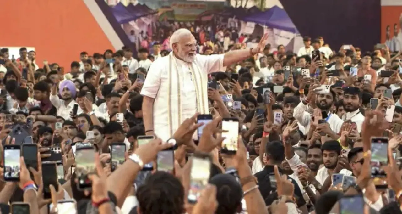 वडोदरा में PM मोदी का कांग्रेस पर तंज, बोले- 'कुछ लोग भारत के विकास से कभी खुश नहीं हो सकते'