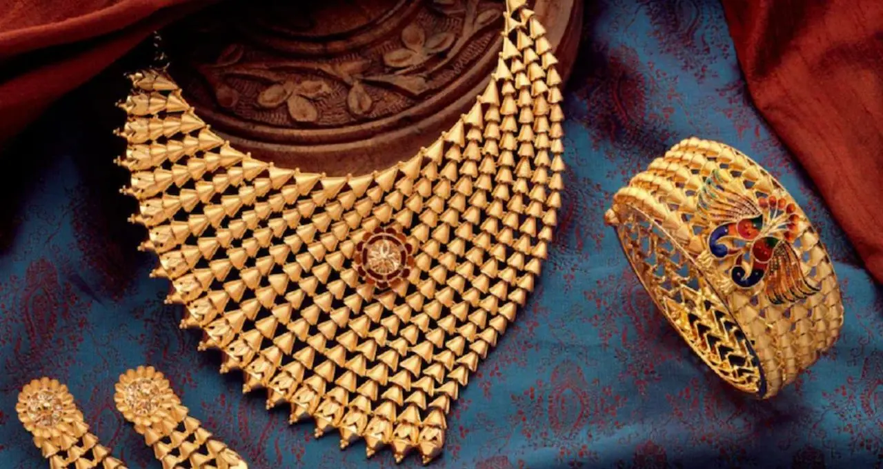Gold Price Today: সপ্তাহের শুরুতেই সোনার দামে বড় পতন! ১ গ্রাম ২৪ ক্যারেটের দাম কমে কত, জানুন কলকাতার রেট
