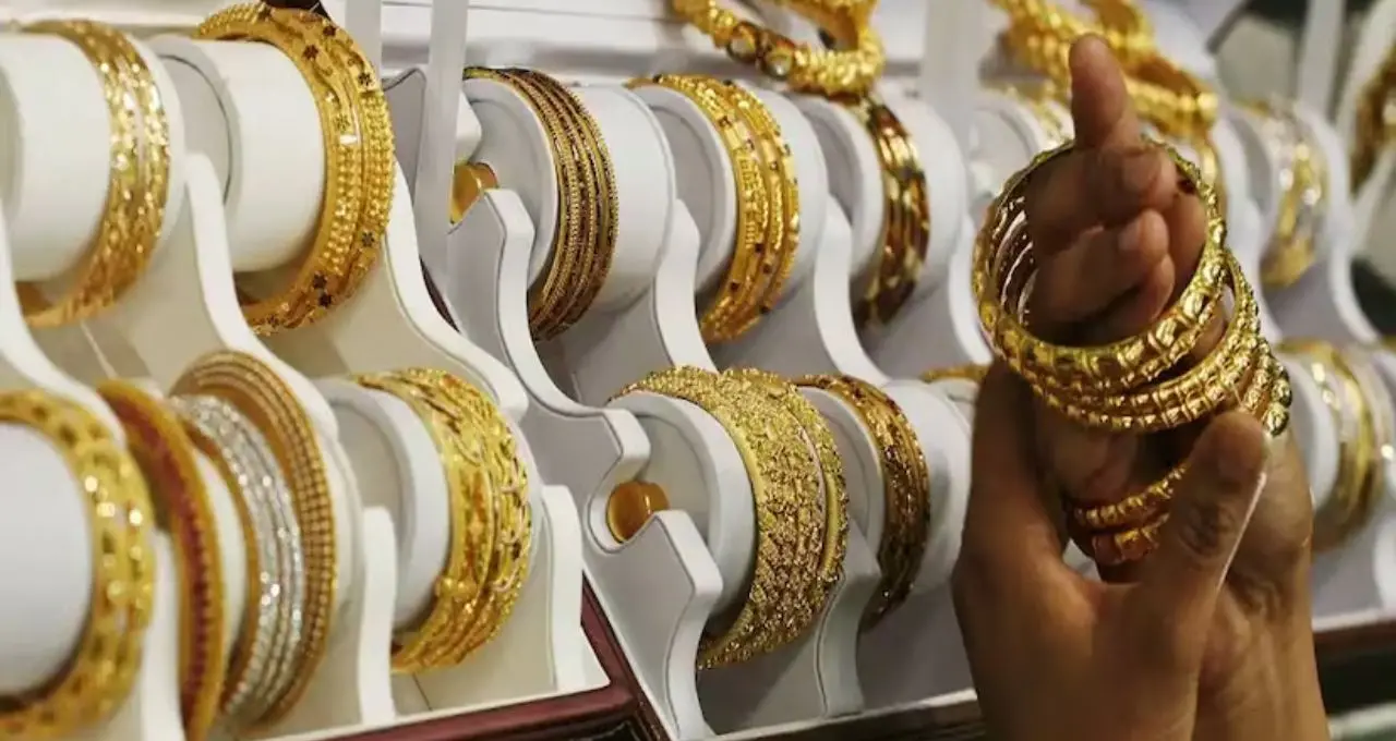 Gold Price Today: সপ্তাহের শুরুতেই সোনার দামে বড় পতন! ১ গ্রাম ২৪ ক্যারেটের দাম কমে কত, জানুন কলকাতার রেট
