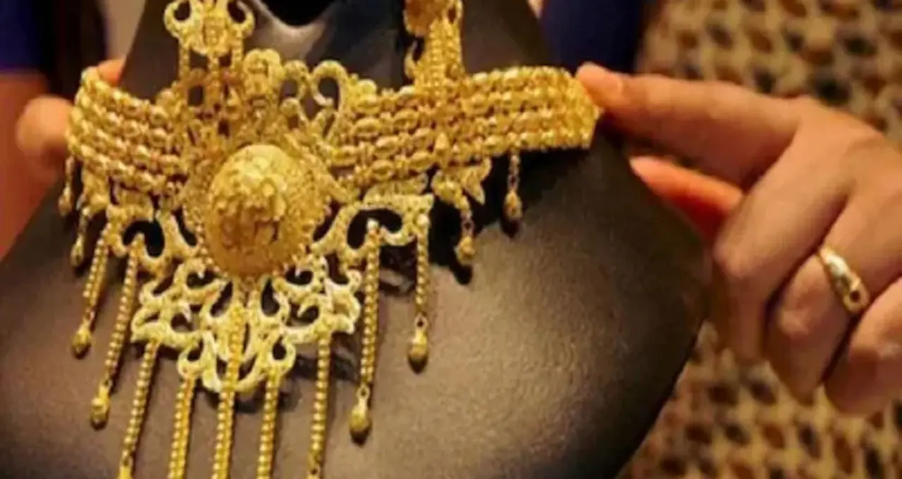 Gold Price Today: সপ্তাহের শুরুতেই সোনার দামে বড় পতন! ১ গ্রাম ২৪ ক্যারেটের দাম কমে কত, জানুন কলকাতার রেট
