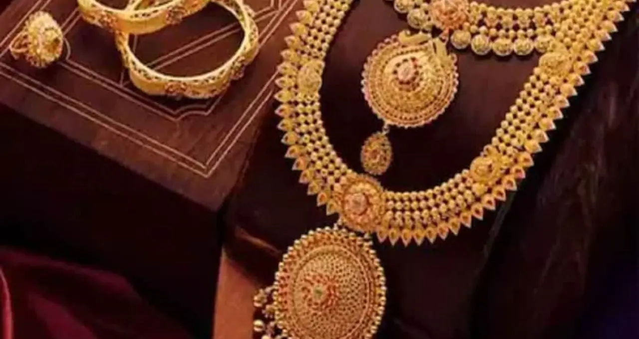 Gold Price Today: সপ্তাহের শুরুতেই সোনার দামে বড় পতন! ১ গ্রাম ২৪ ক্যারেটের দাম কমে কত, জানুন কলকাতার রেট
