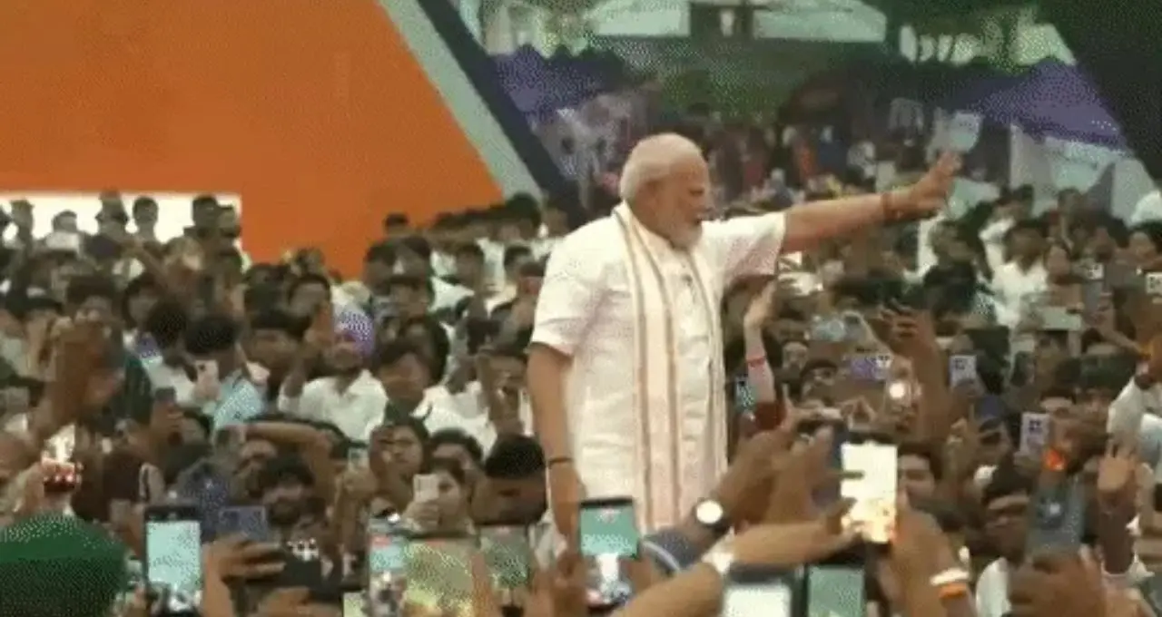धुरंधर के गाने पर PM मोदी की रैंप एंट्री, Gen-Z से संवाद में राहुल गांधी पर तंज