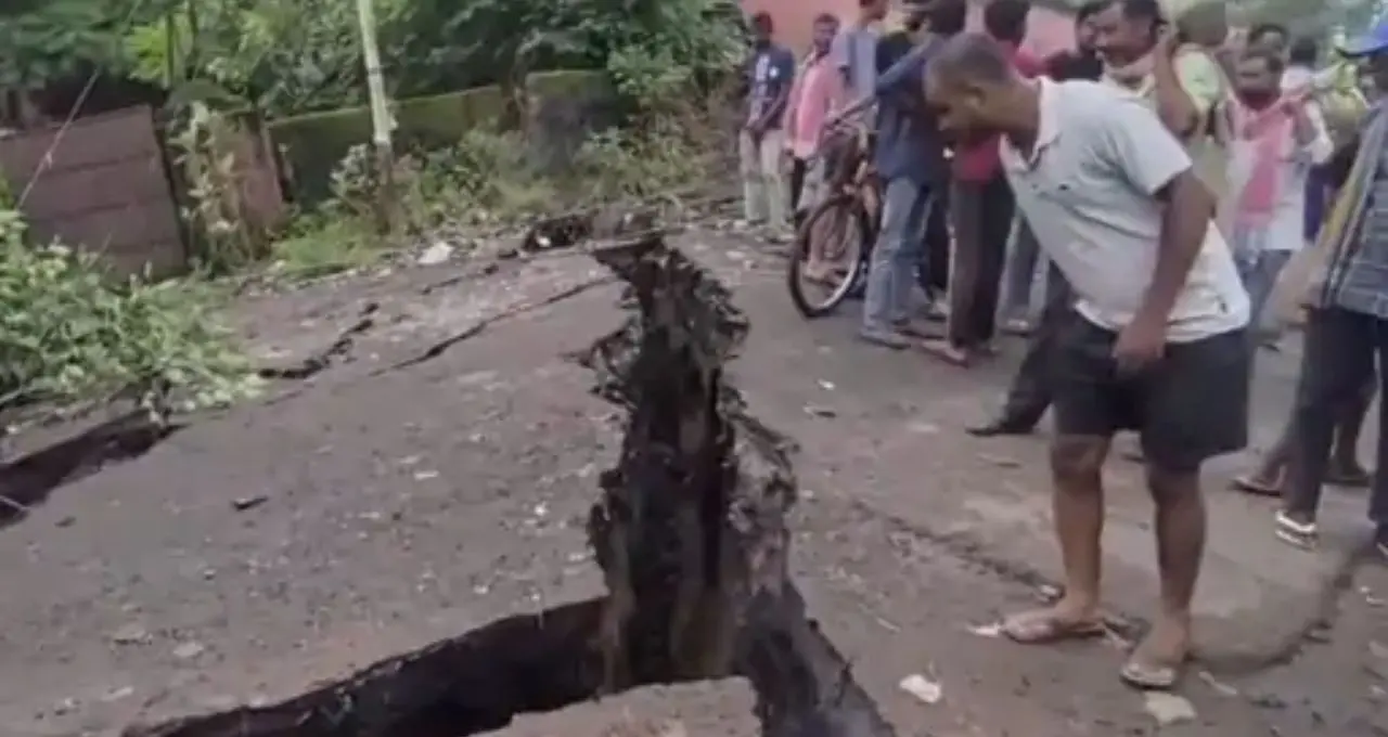धनबाद के सिजुआ में जमीन धंसी, कई घर जमींदोज; बच्चे की मौत, 7 लोग घायल