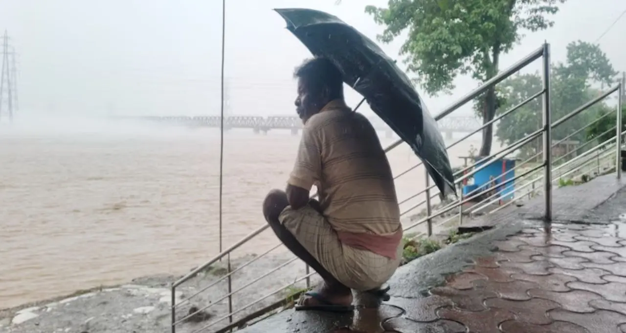 IMD Rainfall Alert: মঙ্গলবার সকাল থেকেই ঝেঁপে বৃষ্টি! মৌসুমী অক্ষরেখা-ঘূর্ণাবর্তের জোড়া প্রভাব, কোন কোন জেলায় অ্যালার্ট?
