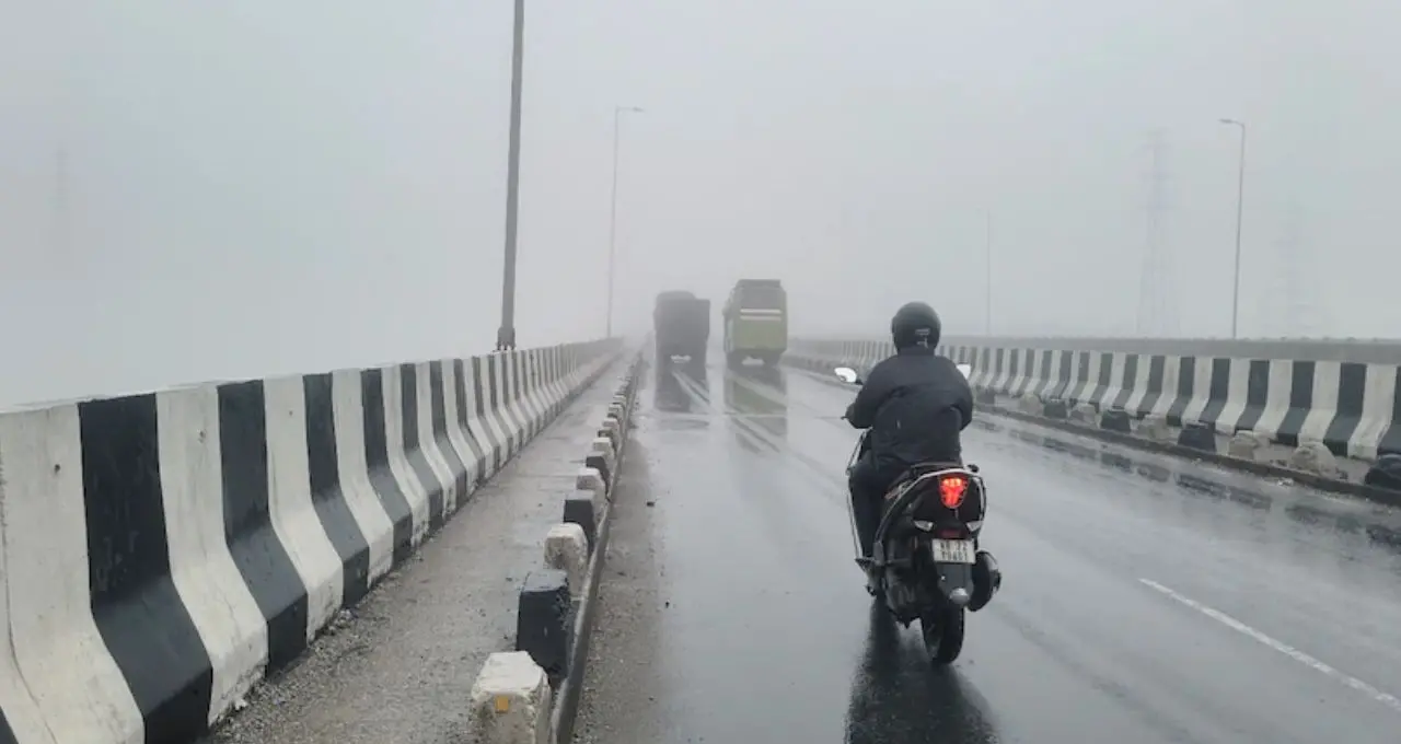 IMD Rainfall Alert: মঙ্গলবার সকাল থেকেই ঝেঁপে বৃষ্টি! মৌসুমী অক্ষরেখা-ঘূর্ণাবর্তের জোড়া প্রভাব, কোন কোন জেলায় অ্যালার্ট?
