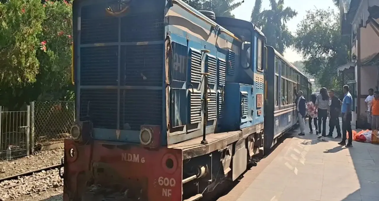 Darjeeling Toy Train: পুজোয় পাহাড়ে বেড়ানোর প্ল্যান? দার্জিলিং টয় ট্রেনে মিলছে বিশেষ জয়রাইড, রইল সময়সূচি

