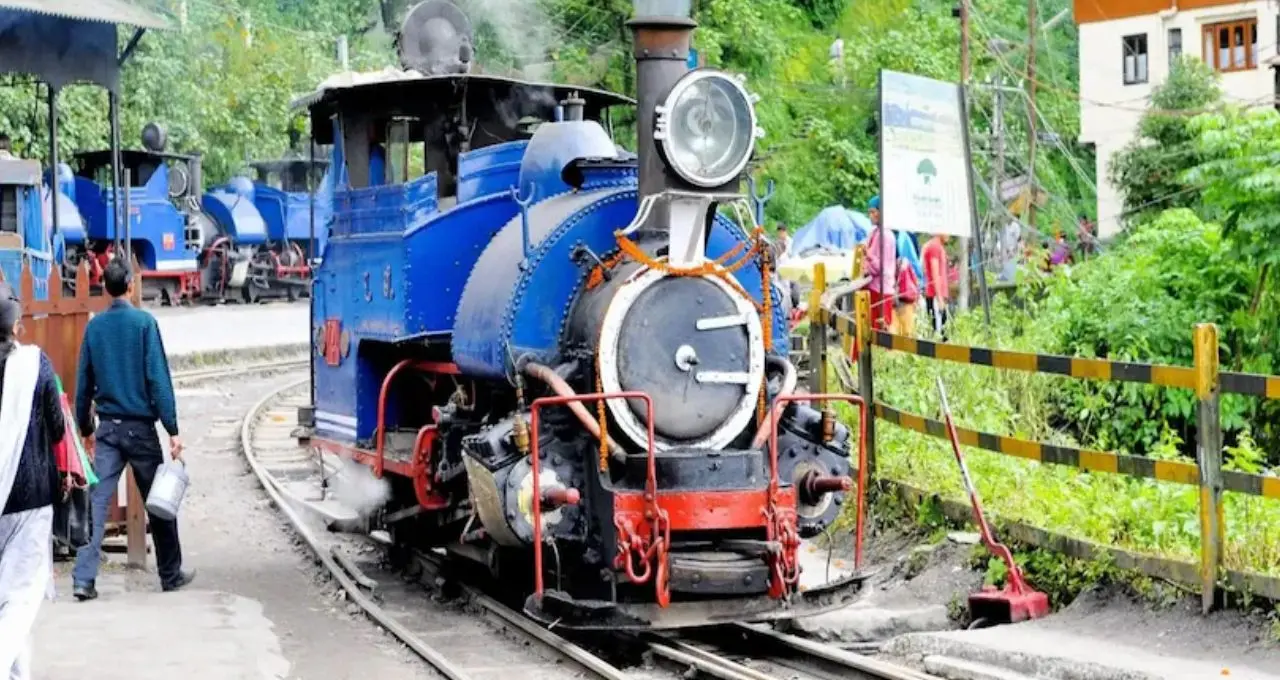 Darjeeling Toy Train: পুজোয় পাহাড়ে বেড়ানোর প্ল্যান? দার্জিলিং টয় ট্রেনে মিলছে বিশেষ জয়রাইড, রইল সময়সূচি
